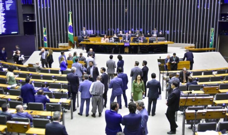 Plenário no momento da votação da minirreforma eleitoral (Foto: Zeca Ribeiro / Câmara dos Deputados)